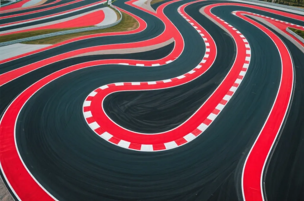 F1赛车竞猜赛道策略与速度分析图示